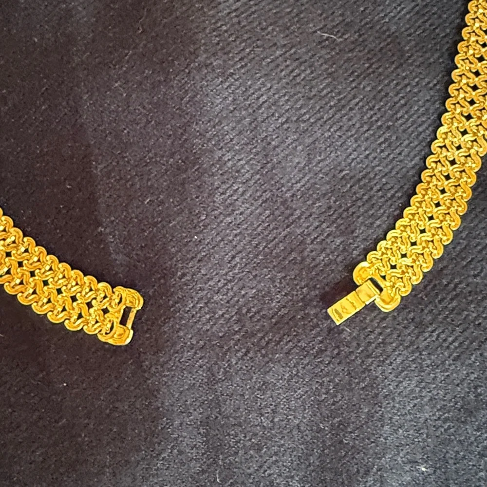 Gold tone necklace and gift box
